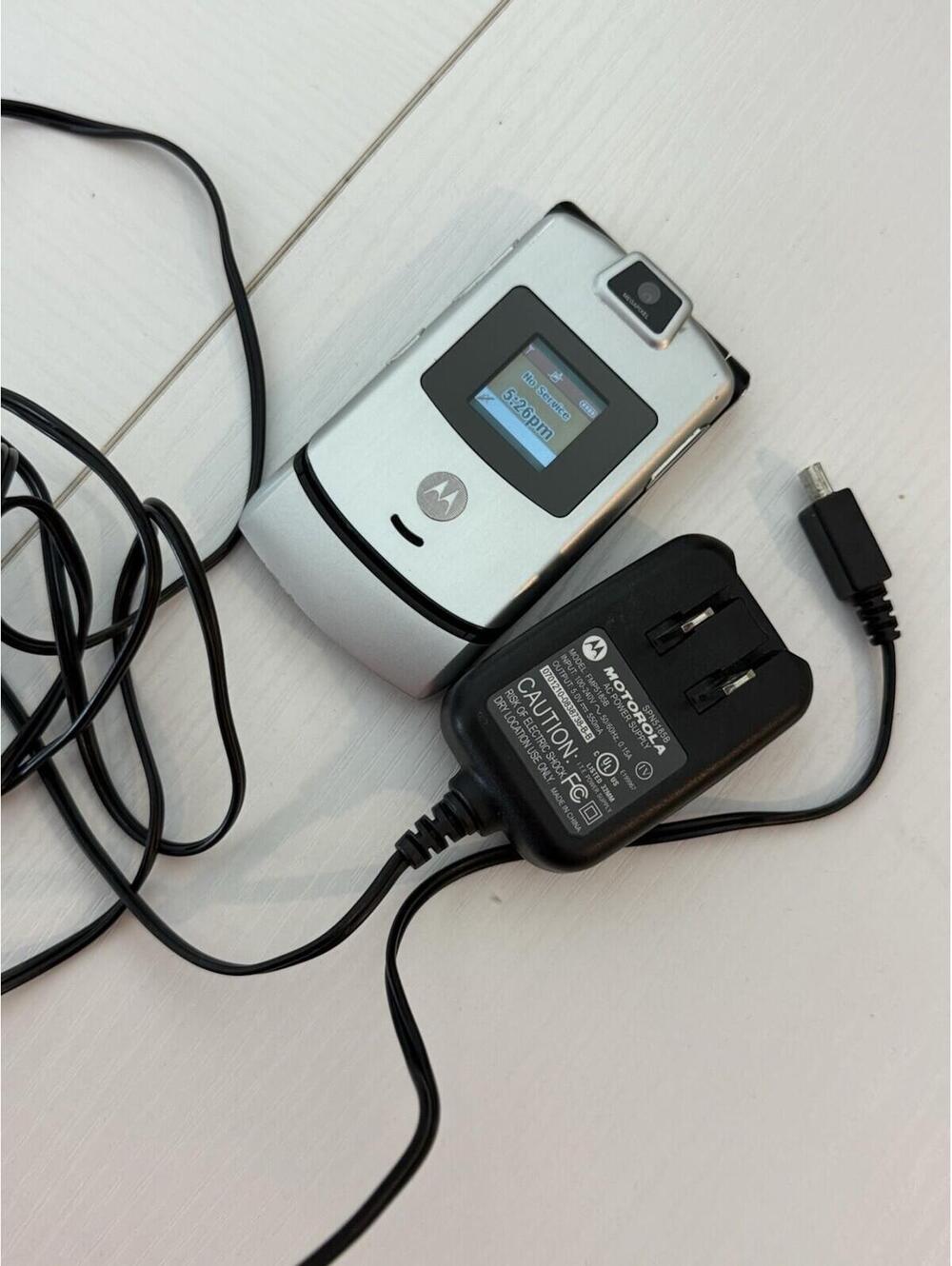 Original Motorola RAZR V3m GSM 2G Flip Phone ( Verizon )Silver